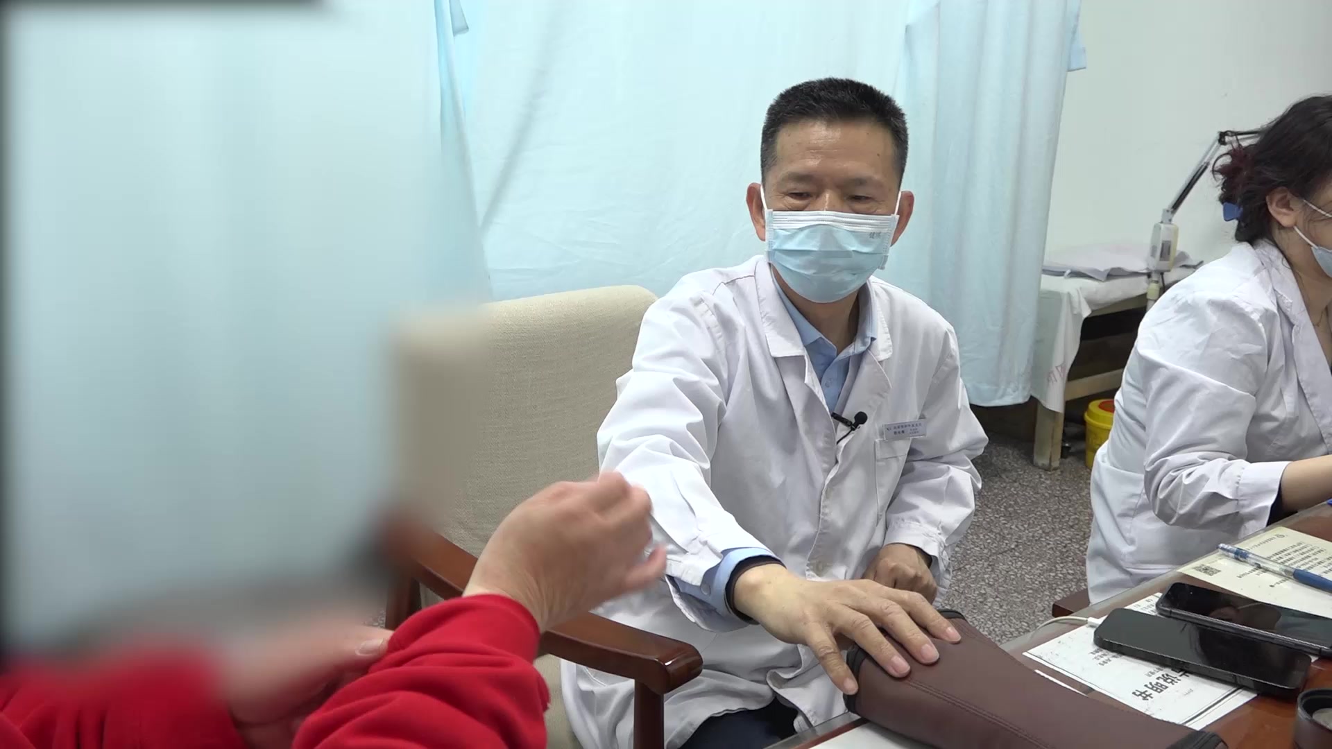 外伤经络瘀阻：60岁女性乳房外伤疼痛伴腹痛的针灸活血止痛法