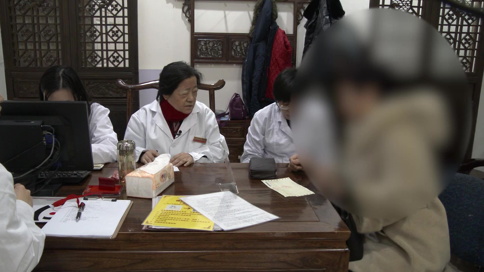 肝郁脾虚湿瘀下注：43岁女性外阴白斑伴带下异常的中药内服