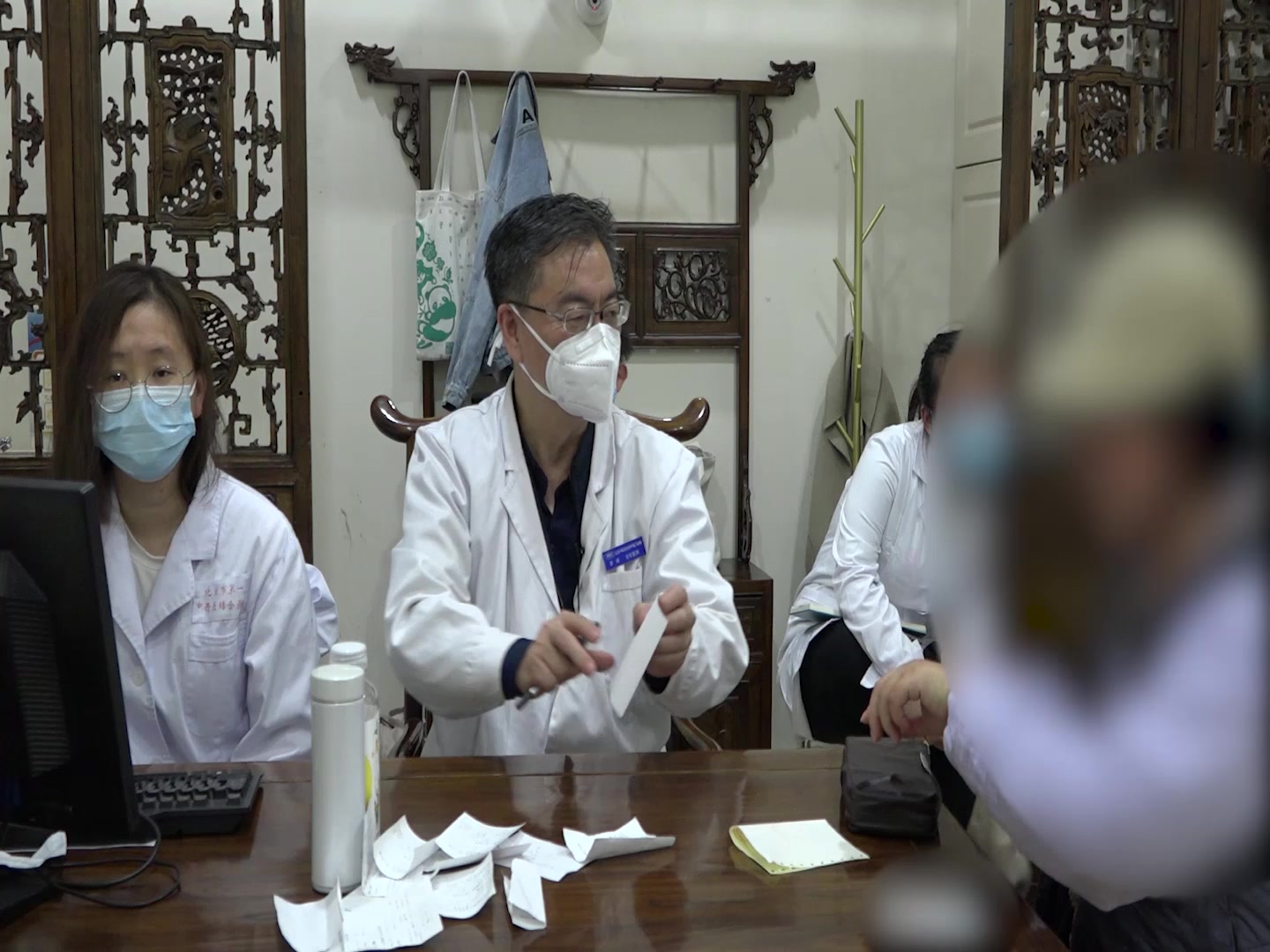 湿热蕴肤血热生风：46岁女性周身红疹复发的中医清热凉血法