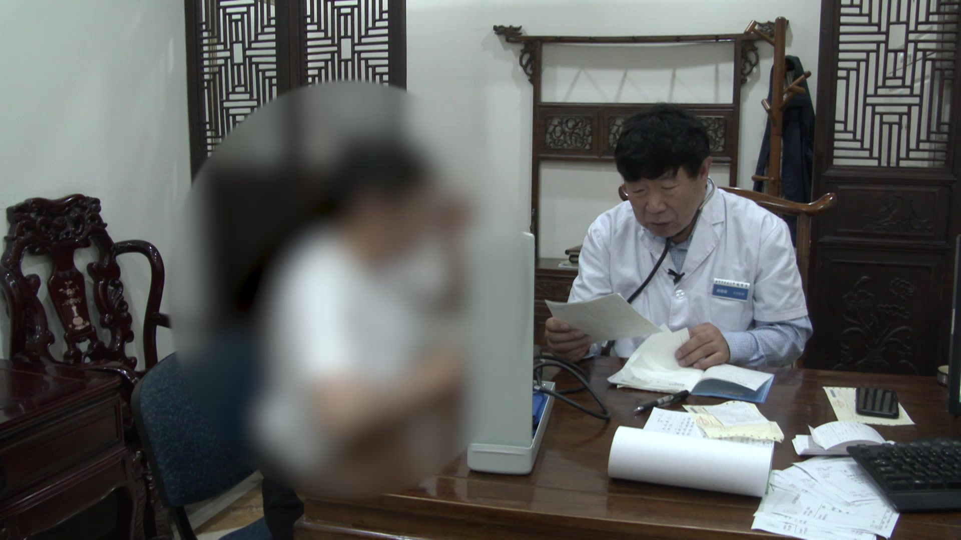 肺热上攻兼肝郁气滞：29岁多囊患者鼻衄与月经不调的急则治标辨治