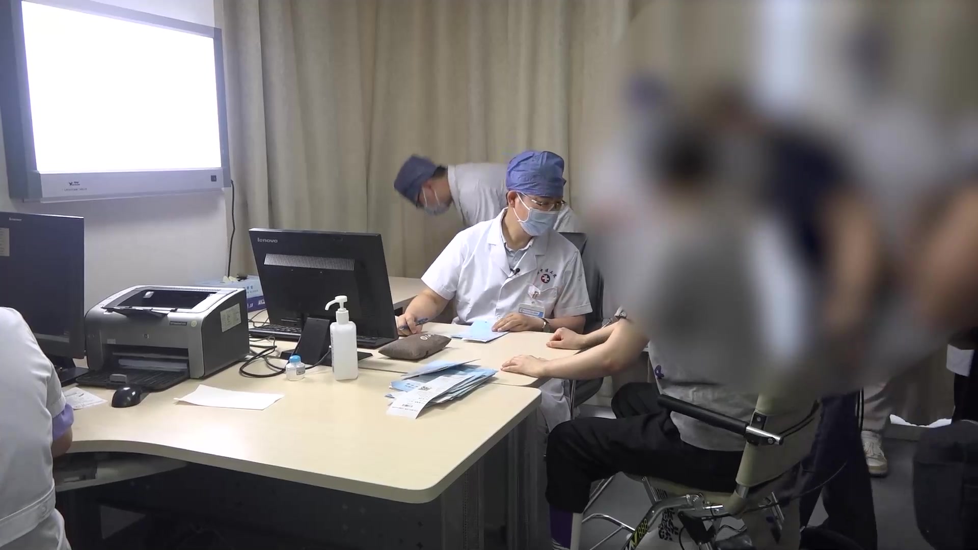 骨蚀（气滞血瘀证）：45岁女性股骨坏死一年左腿麻凉右腿痛的康复通络法