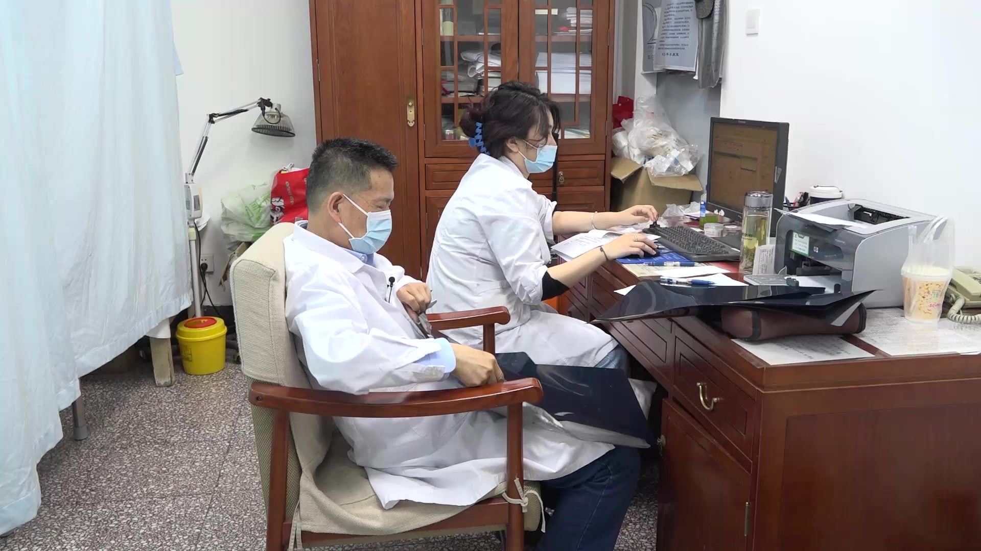 气虚络瘀筋骨失养：40岁女性腰突髋痛易崴脚的针刺拔罐法