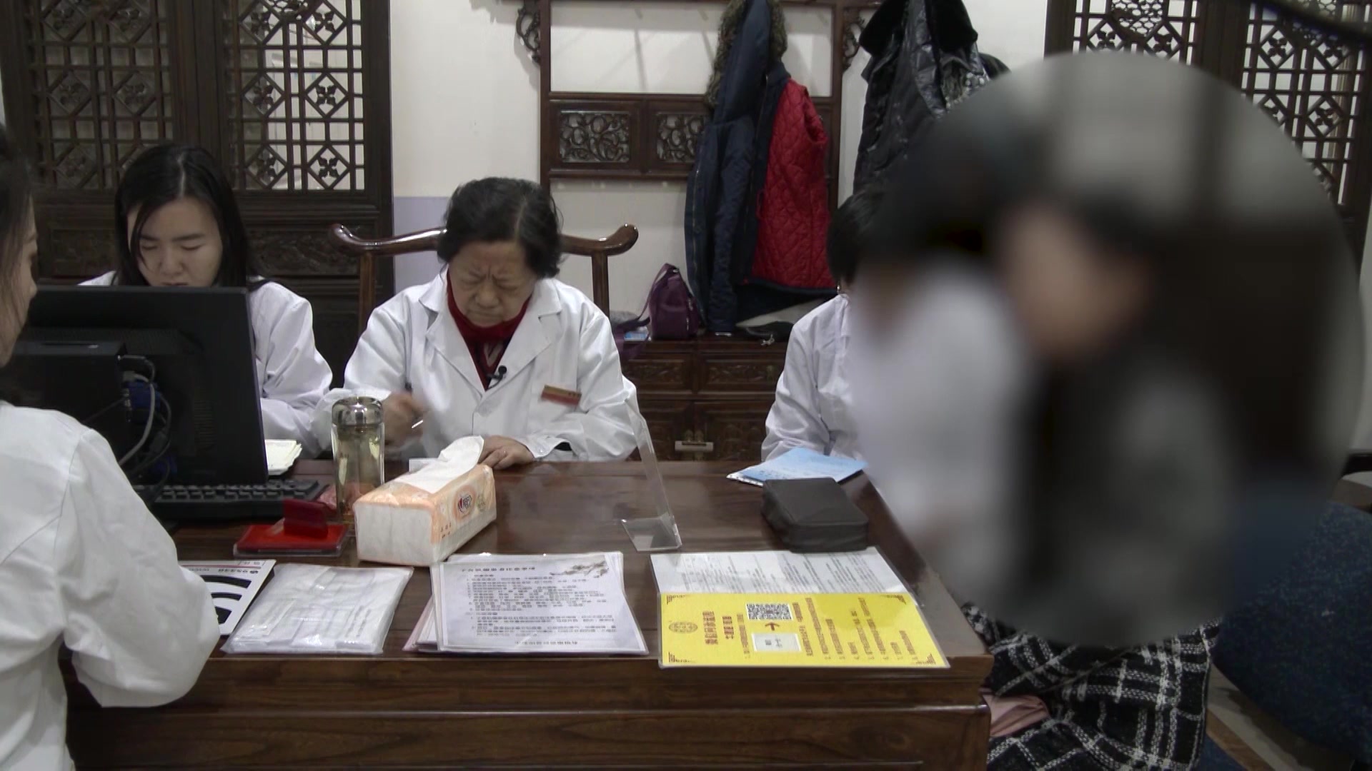 肝郁化火冲任失调：25岁女性经前下巴痤疮伴月经量少的中医分期调治