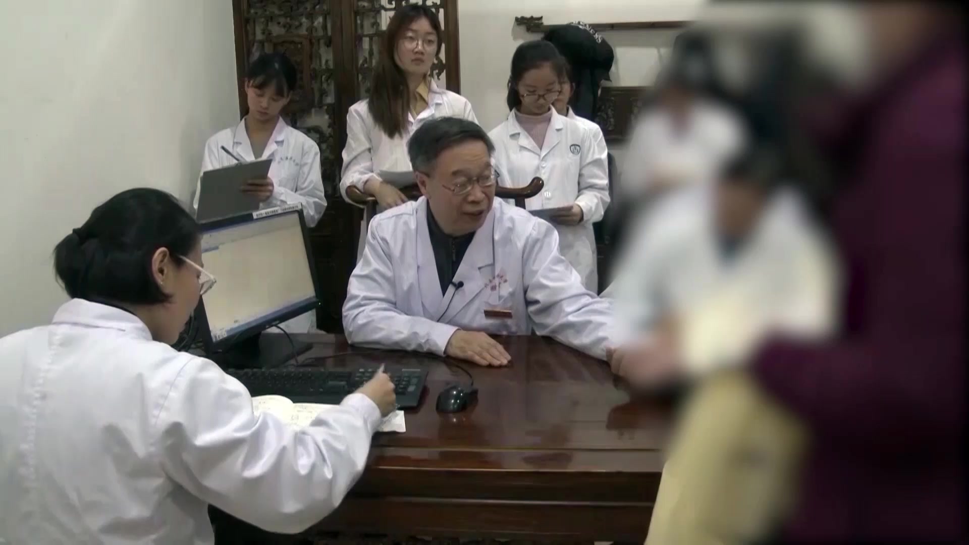 肝郁脾虚水湿内停：55岁酒精性肝硬化腹水血小板减少之益气利水活血法