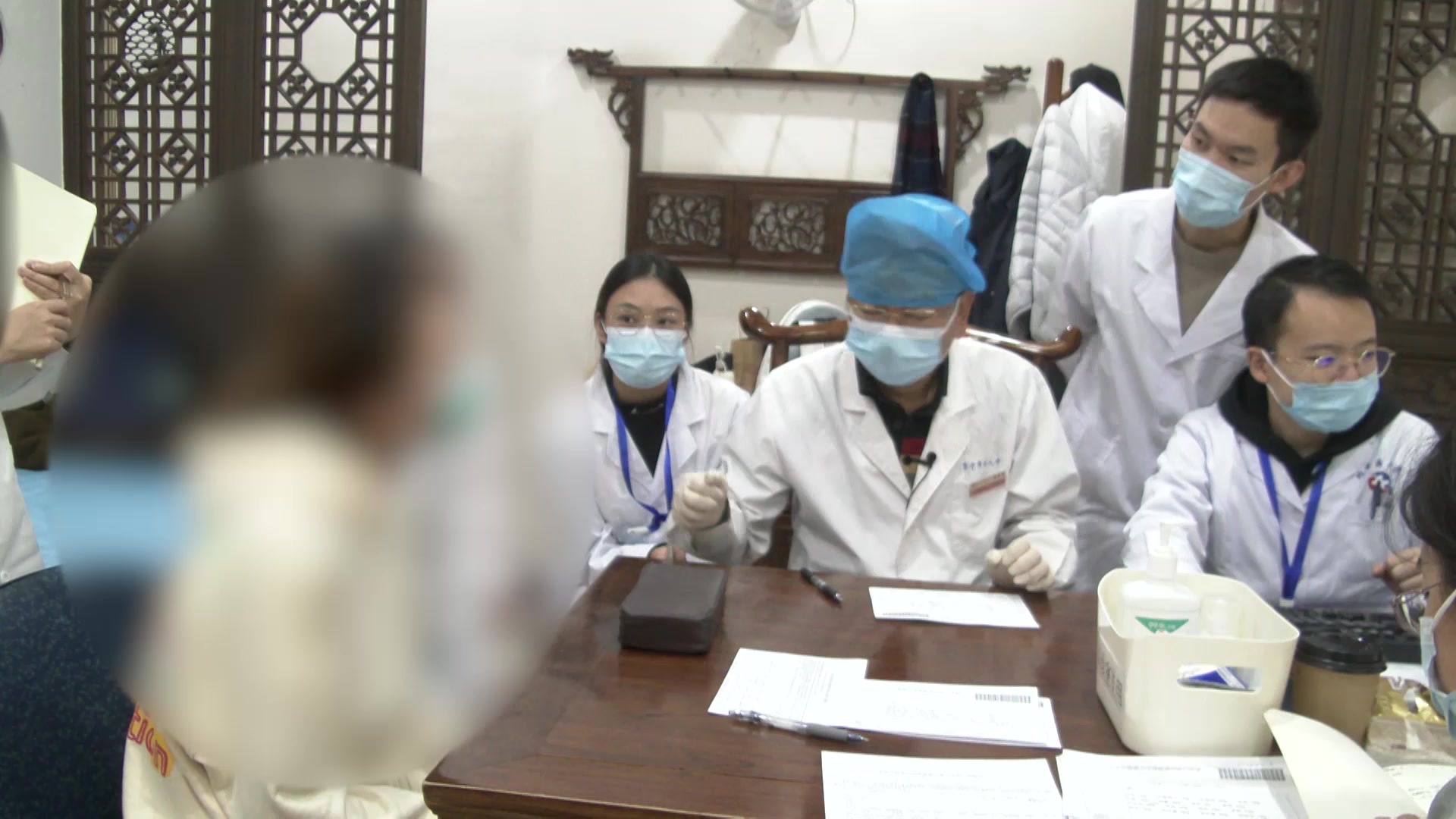 肝郁化火血热妄行：21岁郁病患者经间期出血的疏肝清热止血法