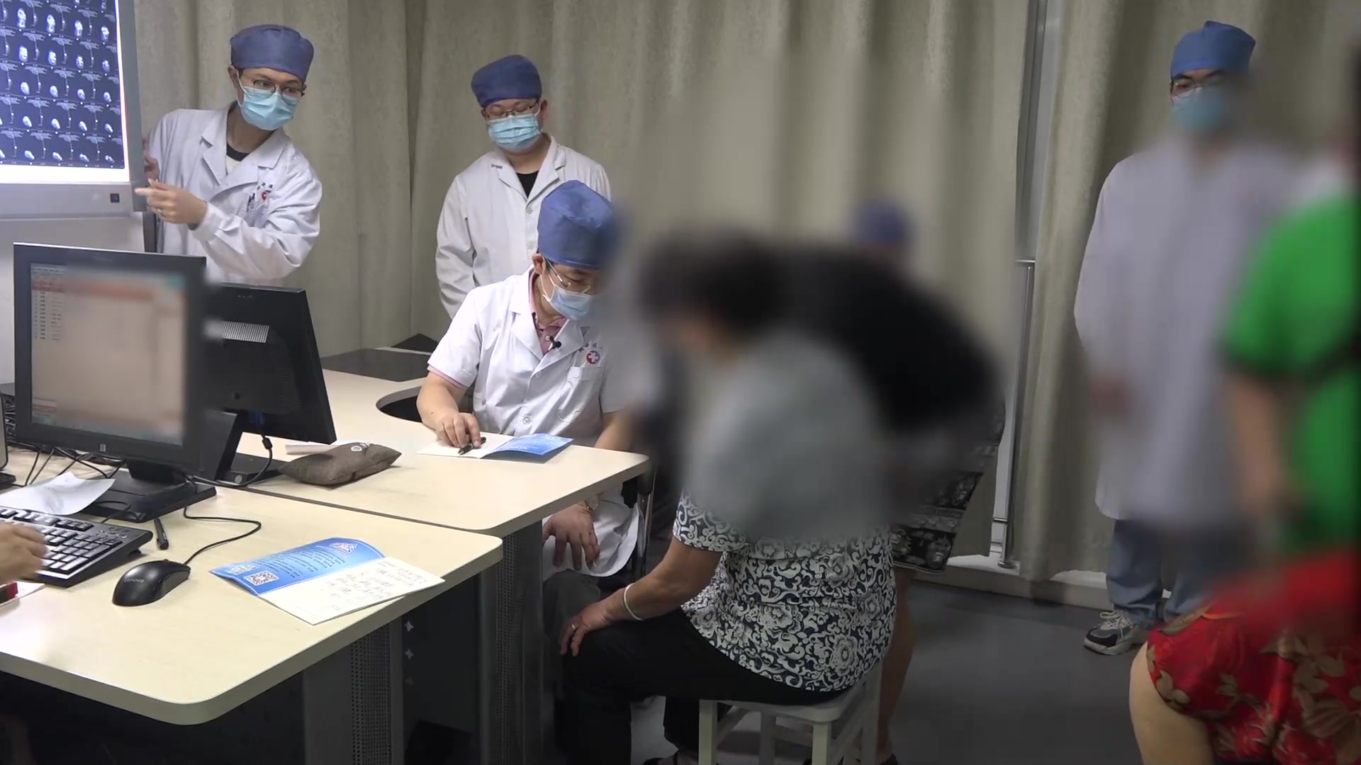 气滞血瘀：68岁女性左膝及足跟痛的中药外洗与牛角梳刮法