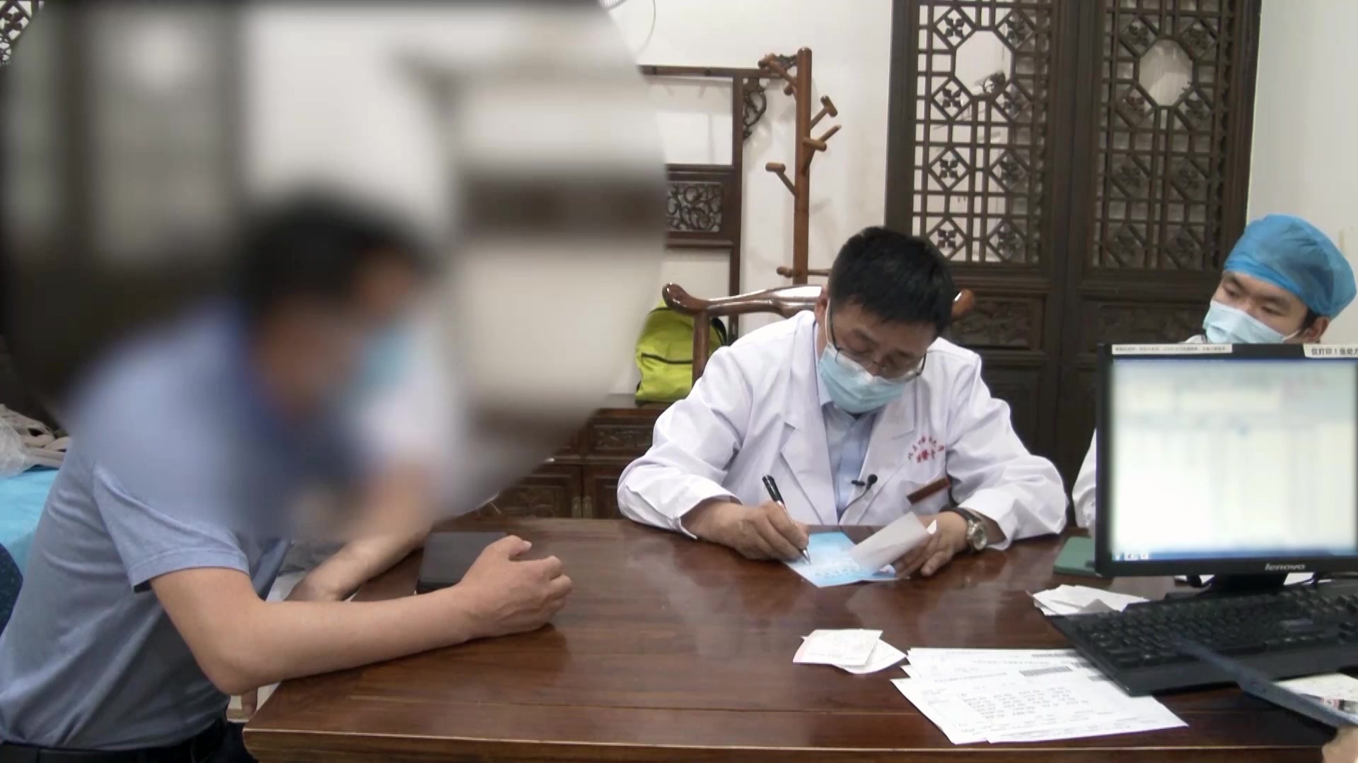 心气阴两虚肝郁化热：40岁律师乏力心悸的上热下寒调治