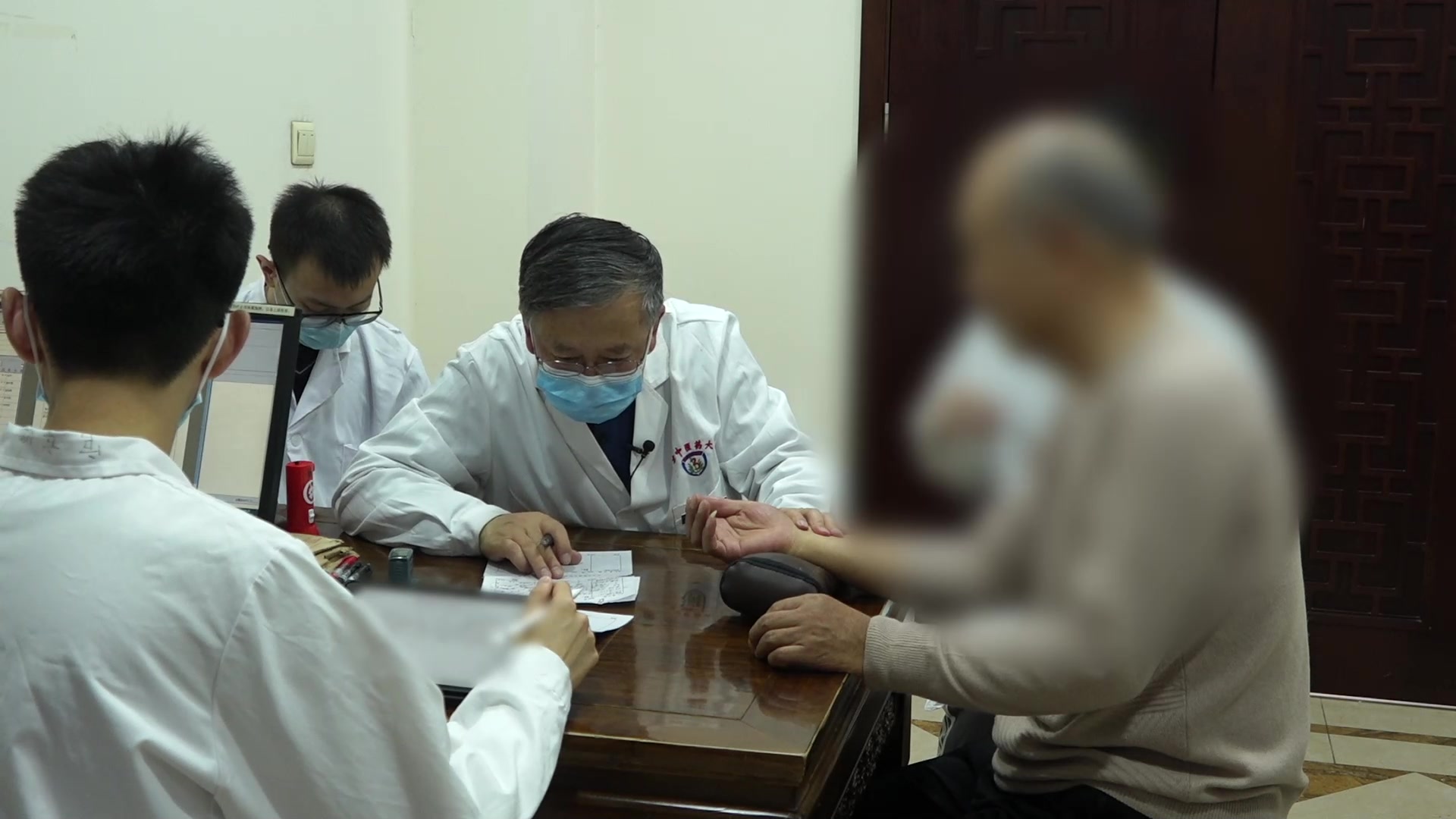 脾虚湿盛肾气不足：69岁男性腰痛便粘伴咽痒咳嗽的健脾补肾祛湿化痰法