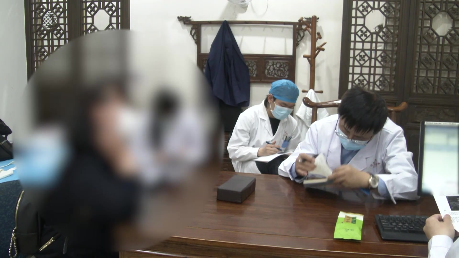 肝郁化火，痰热上扰：57岁甲结患者耳后疼痛的清热散结调治