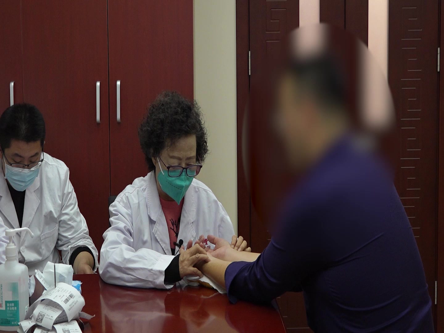 肝热脾虚寒热错杂：37岁男性大便稀溏20年伴高尿酸血症的调和肝脾法