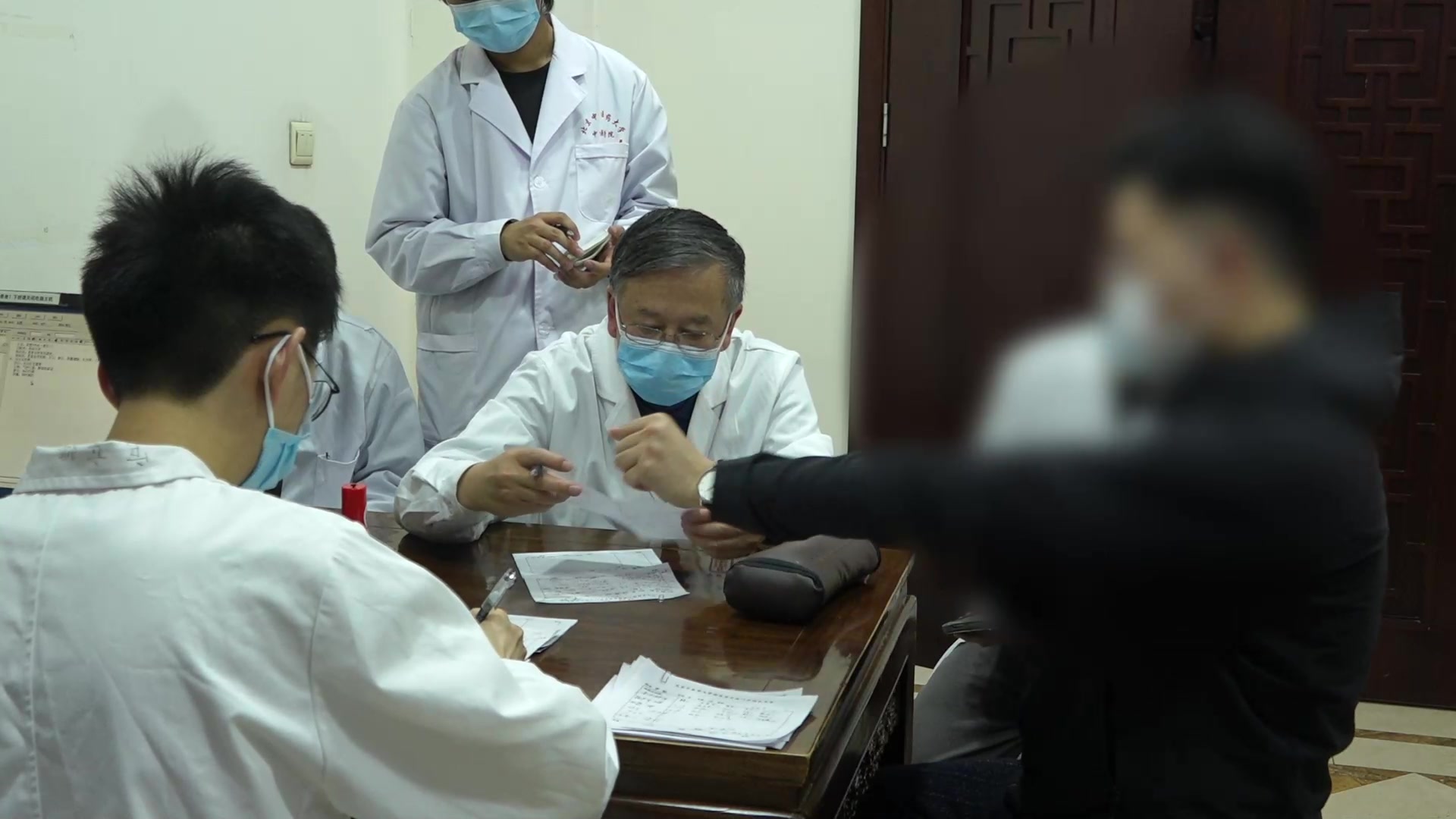 气阴两虚脾肾阳虚：29岁男性尿频咽痛之补肾固涩清热法