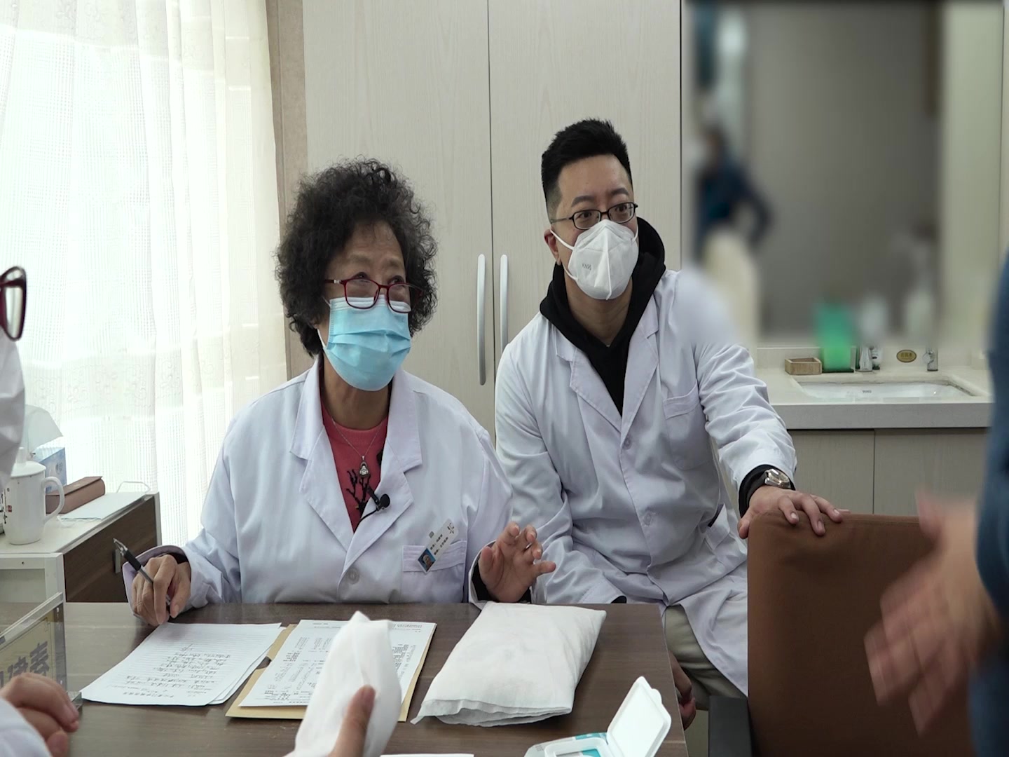 湿热火毒内蕴三焦气机不利：57岁女性感冒后发热口苦的透发火毒法