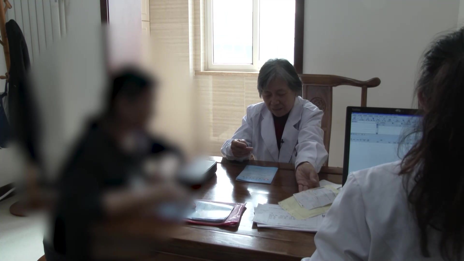 阴虚痹证：53岁女性类风湿关节肿痛口干眼干的中医辨治