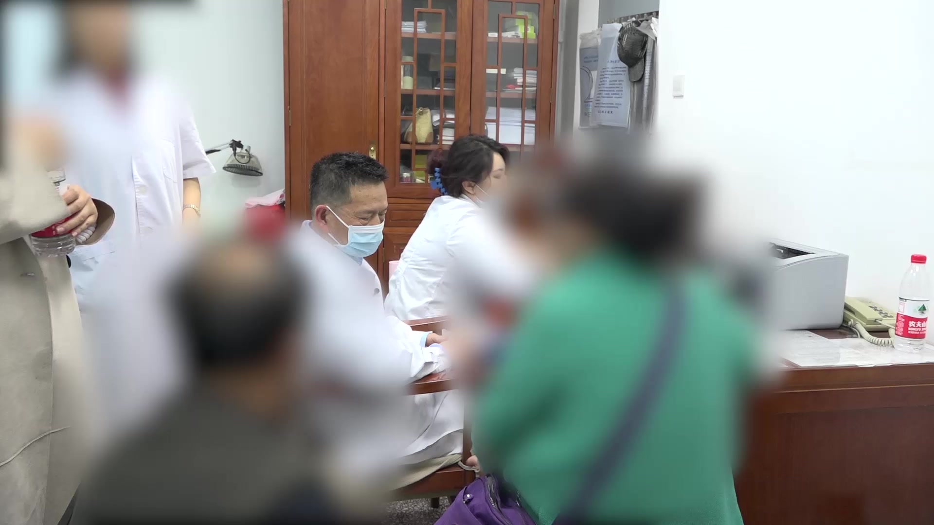 膝痹（骨性关节炎）：60岁女性右膝内侧上楼梯疼痛1月余的局部针刺拔罐