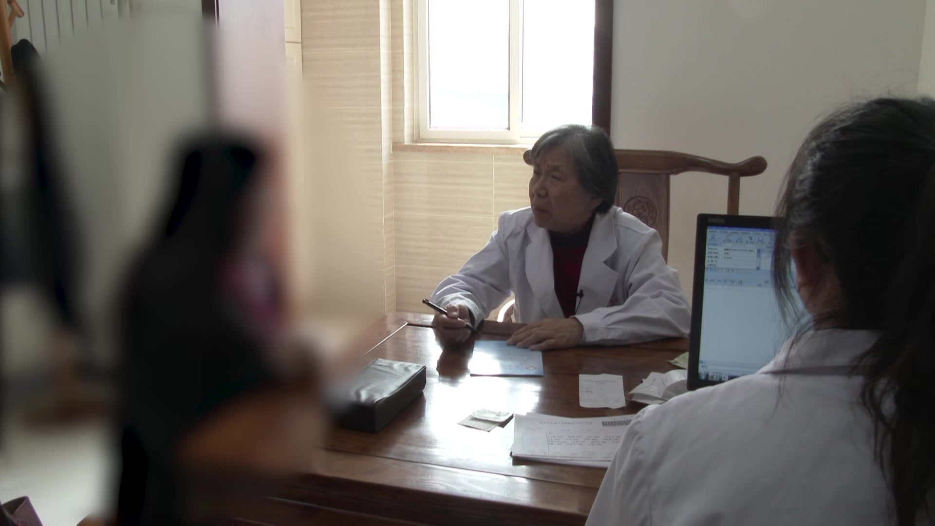 寒湿痹阻证：54岁女性右腰痛遇冷加重1月的散寒通络法