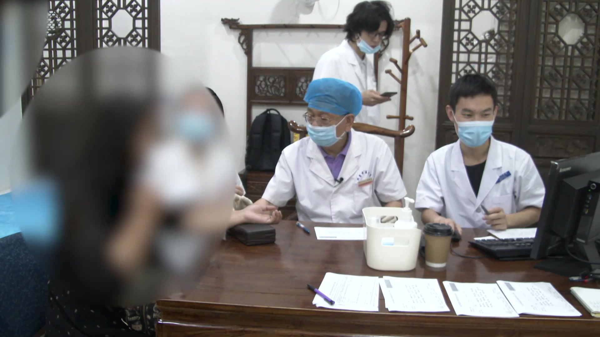 阴虚内热脾虚湿蕴：33岁郁病患者手心热、月经提前的养阴健脾调治