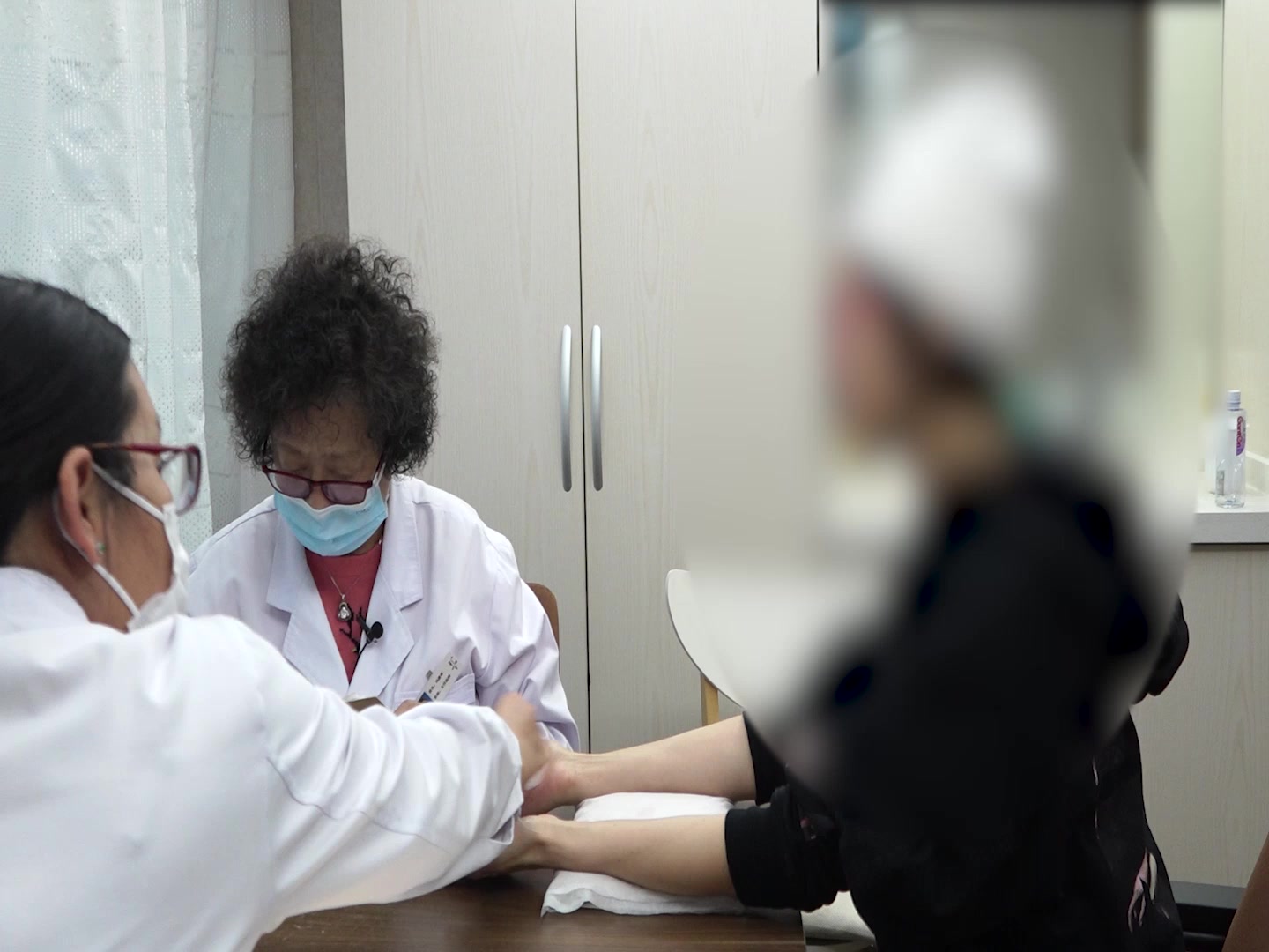 脾肾阳虚虚火上炎：52岁女性耳后肿包心烦的补脾肾引火归元法