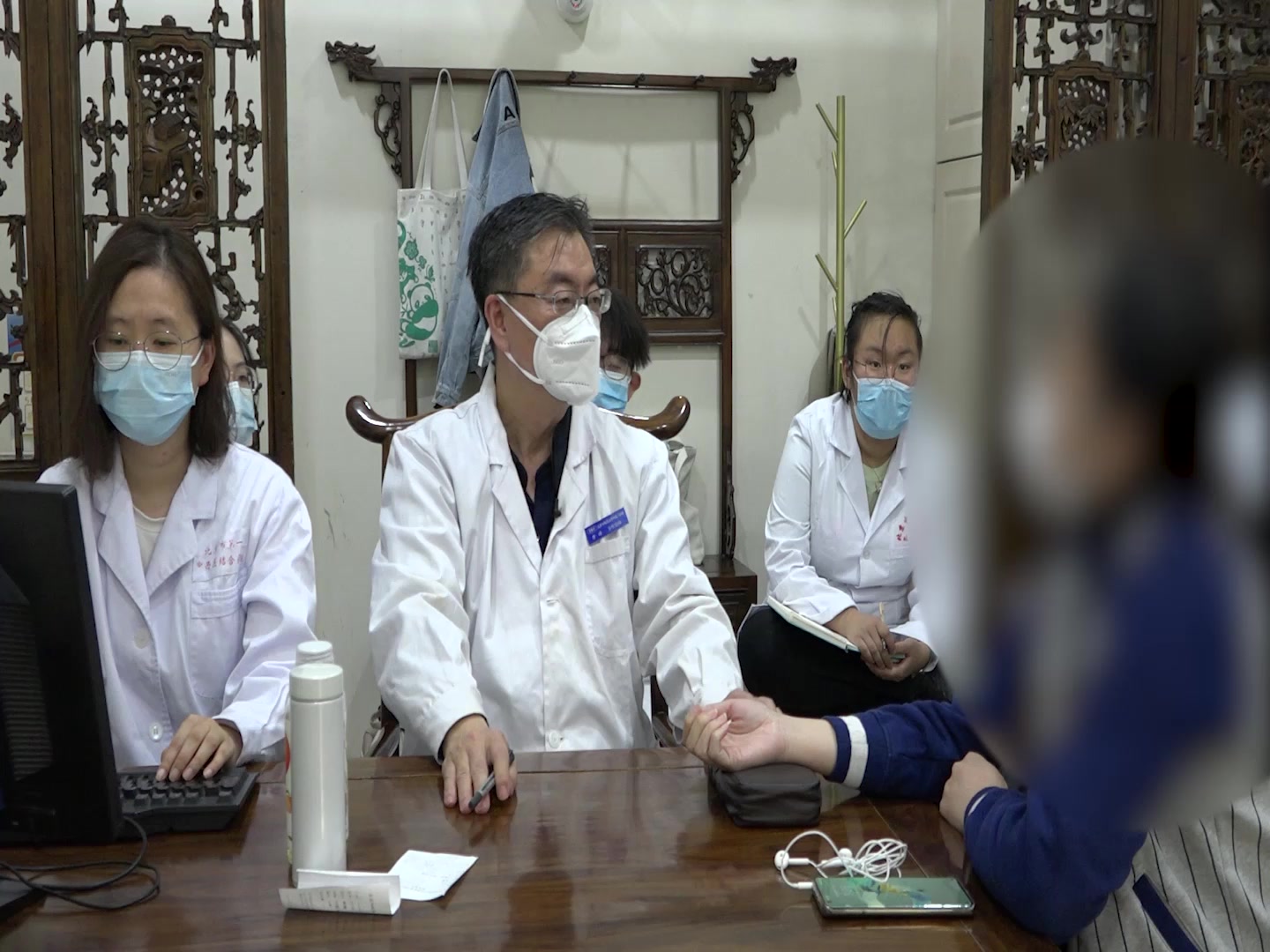 脾肾阳虚湿热内蕴：42岁女性失眠手凉加重的温清并用法