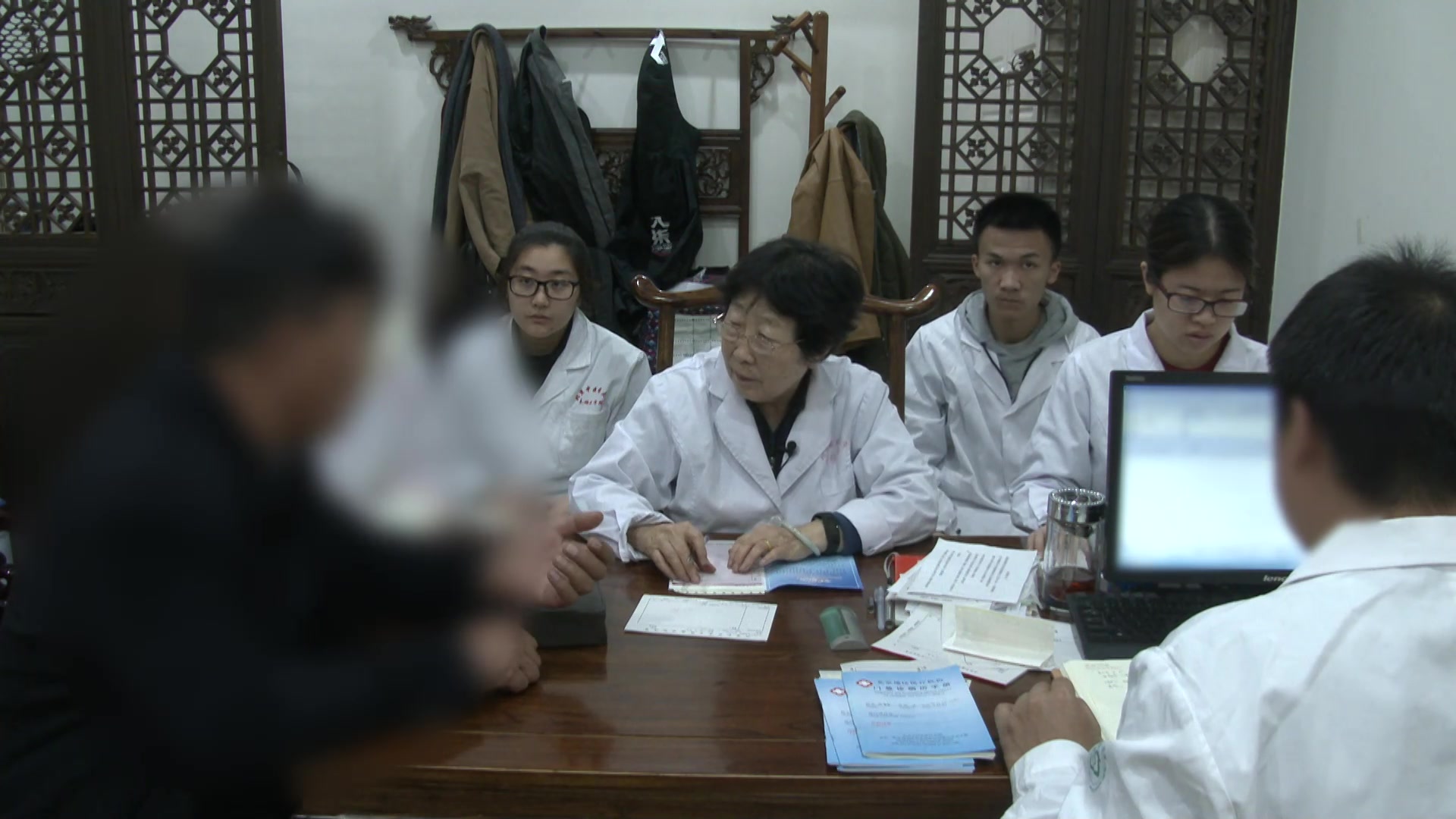 湿浊内蕴肝脾不和：55岁男性高血压伴腹部不适的中西医结合诊治