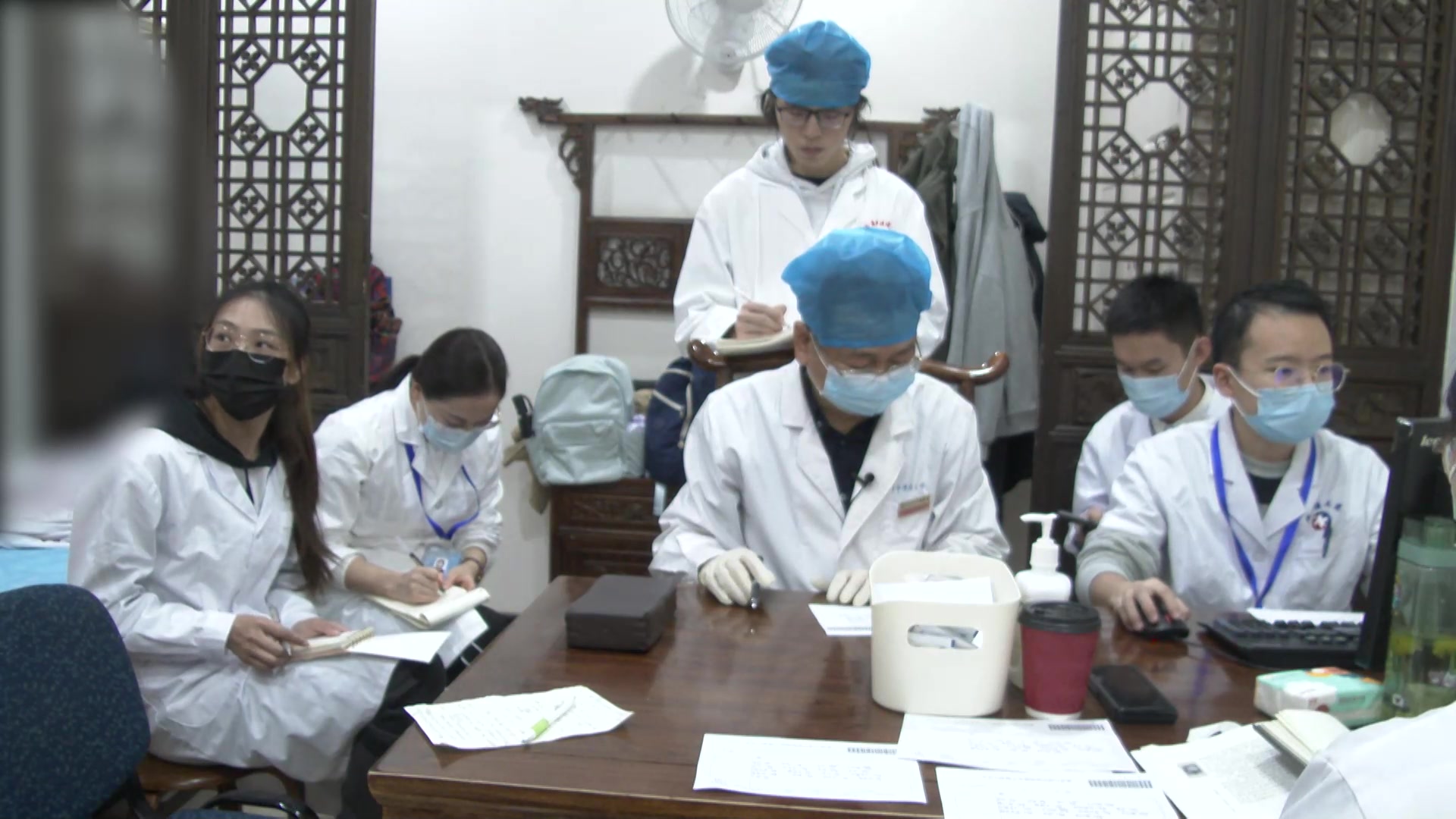 湿热毒蕴肝郁脾虚：37岁郁病女性面部疖肿伴红热痛的清解消痈法