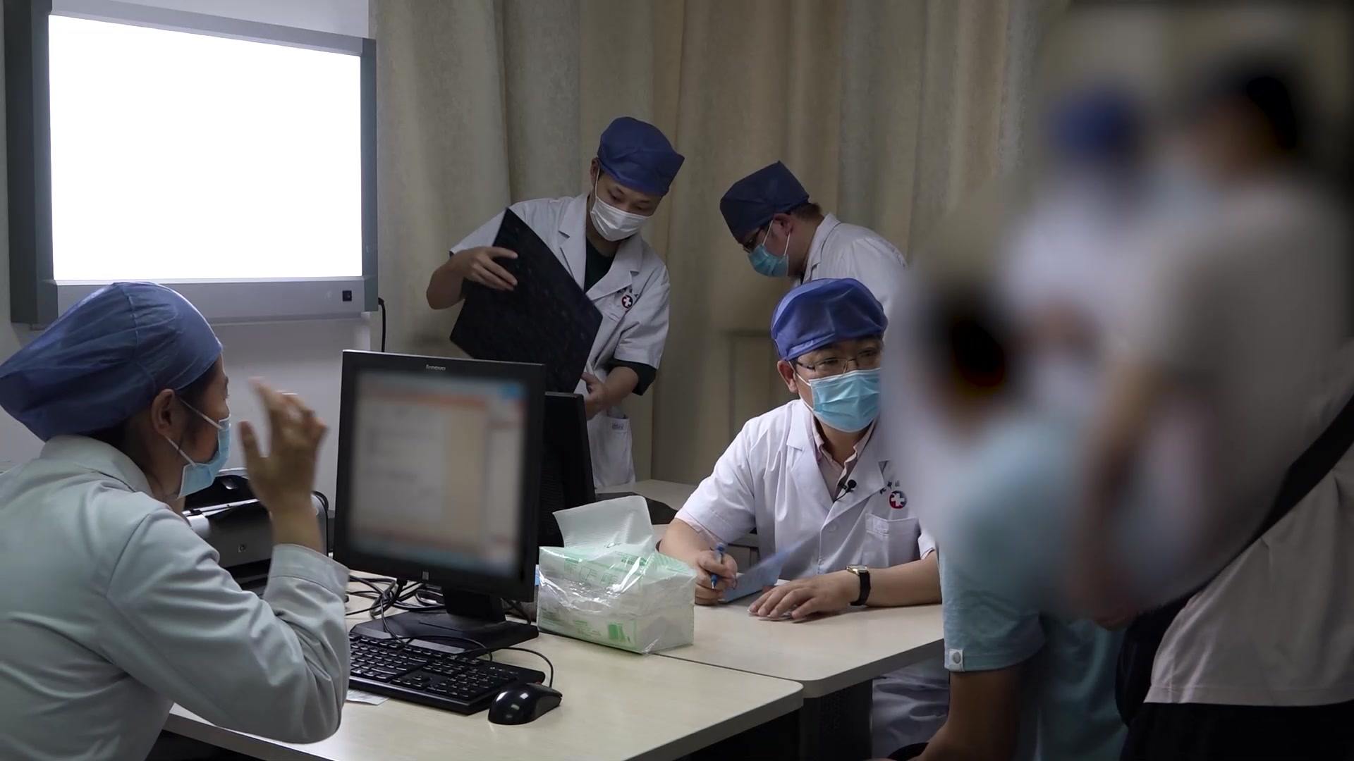 激素性股骨头坏死二期：39岁男性双髋疼痛20余天的综合保髋治疗