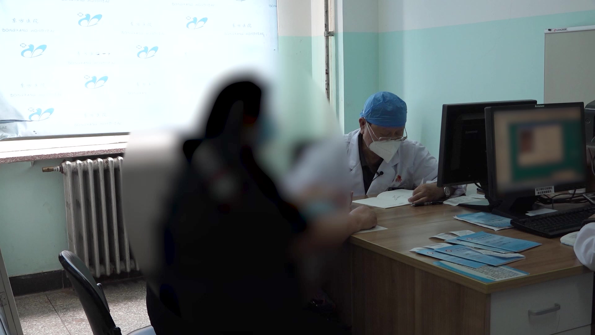 气虚血瘀湿毒：54岁女性下肢肿胀发硬复诊的通络调治