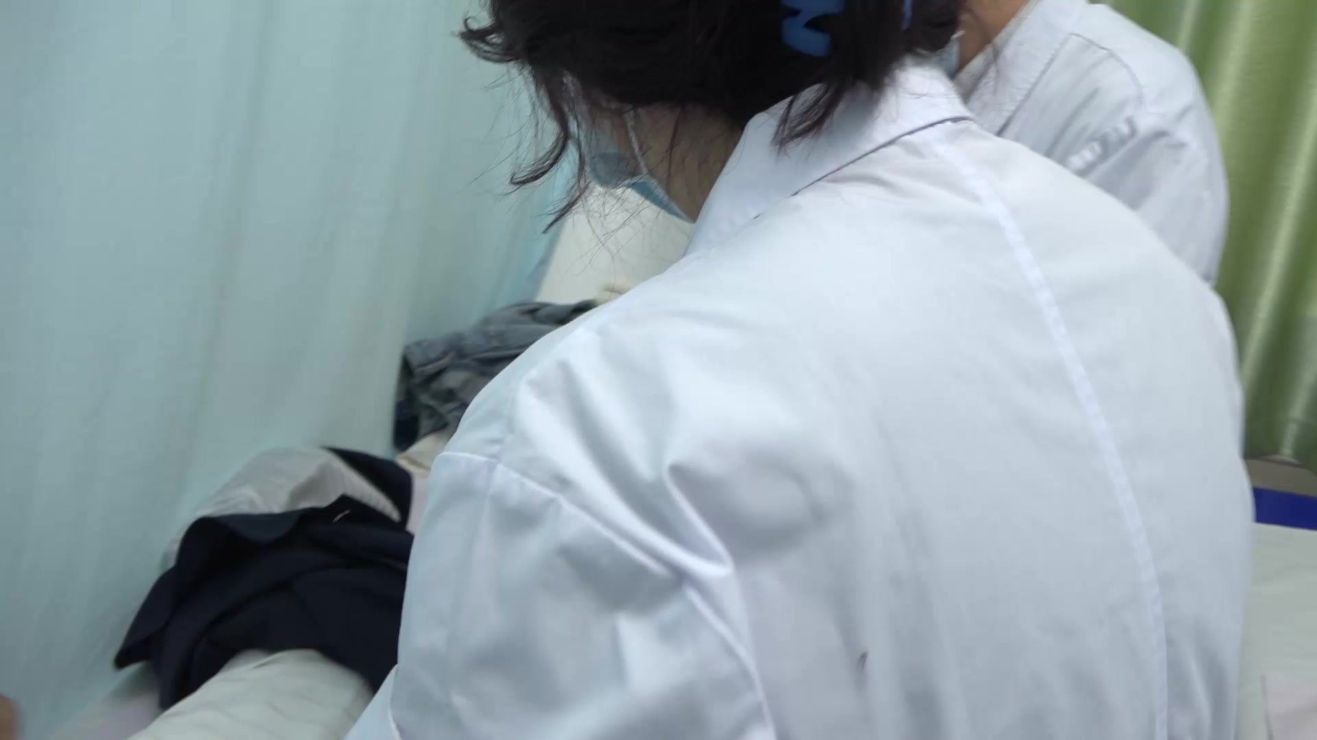 气滞血瘀：50岁女性膝关节外伤的针灸拔罐与鉴别指导