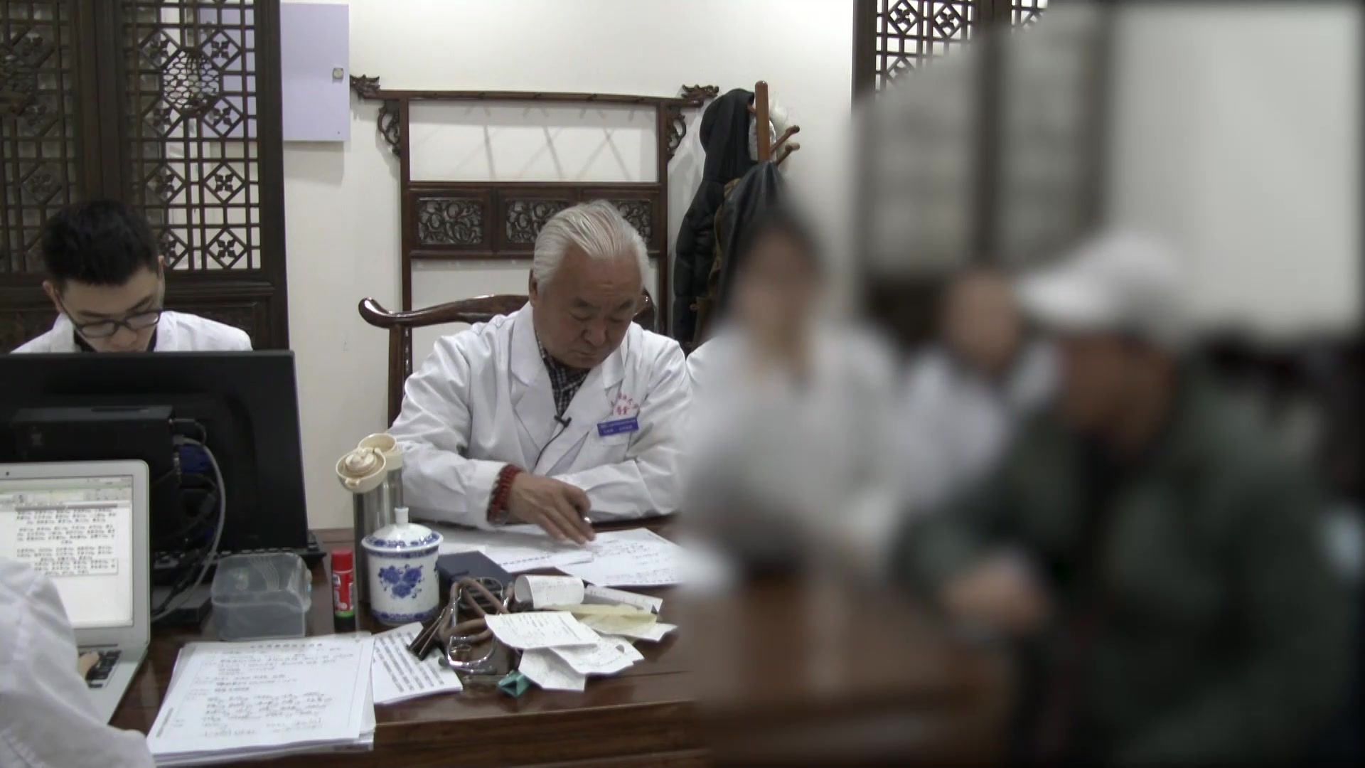 气虚血瘀湿浊下注：54岁男性脑溢血后肛漏伴左半身冷的调方兼顾