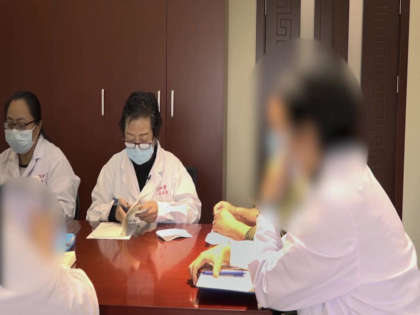 肝郁肾虚湿热内蕴：40岁男性失眠尿血复诊之疏肝健脾利湿法