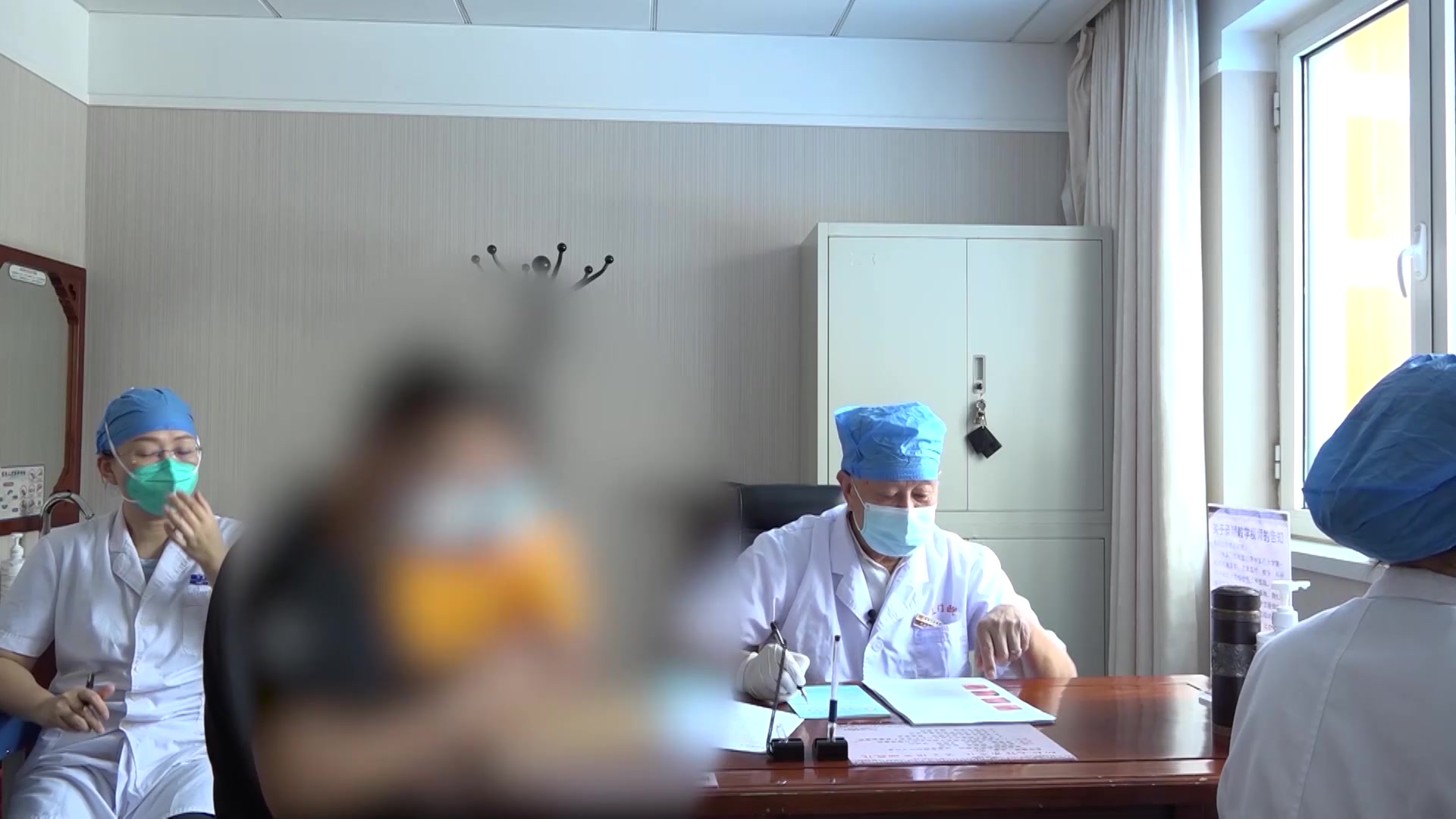 肝胃郁热：35岁男性萎缩性胃炎烧心堵闷的疏肝利胆和胃法