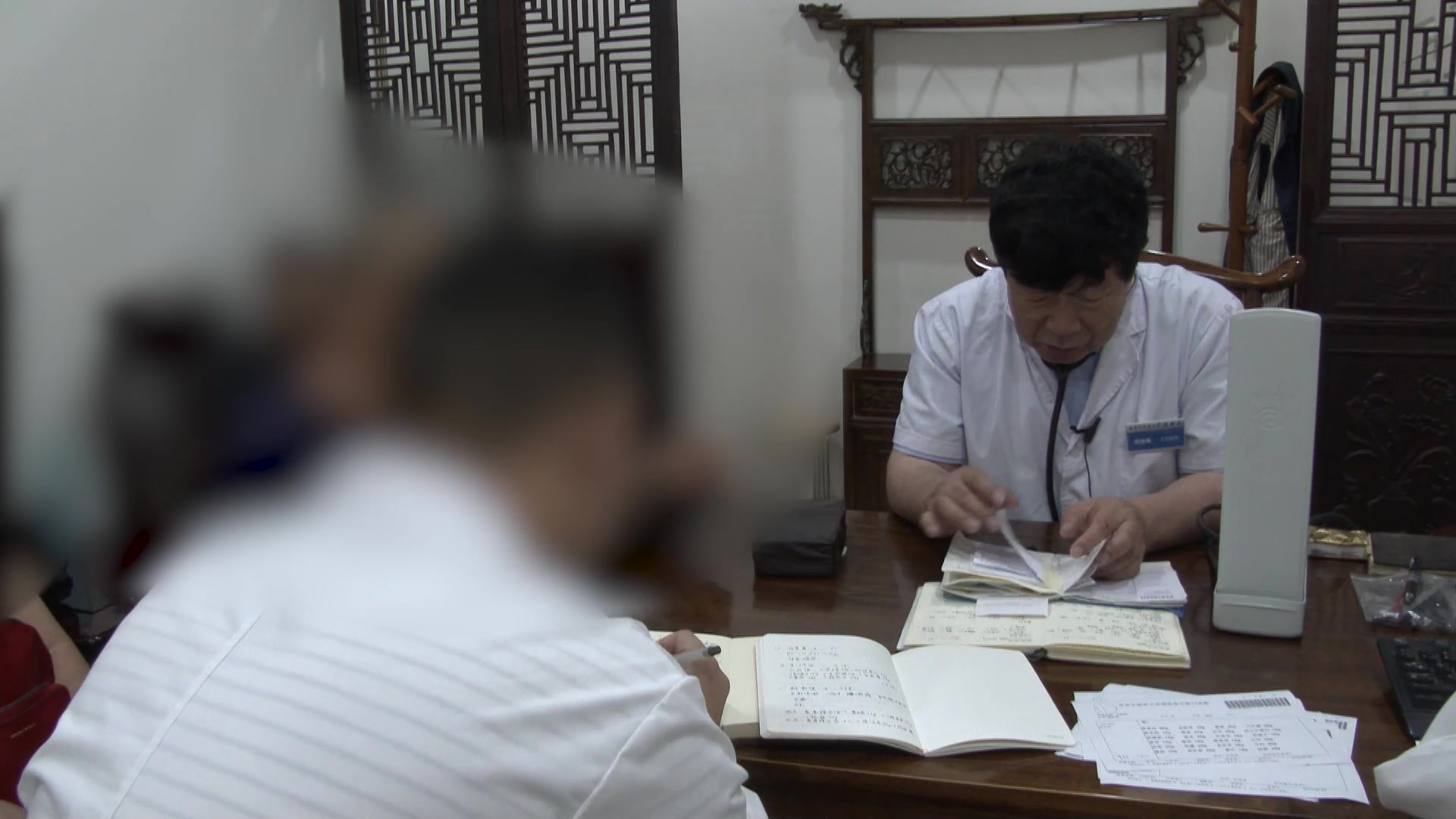 气阴两虚湿浊内阻：58岁心悸患者腹胀失眠的散剂与通脉方加减辨治