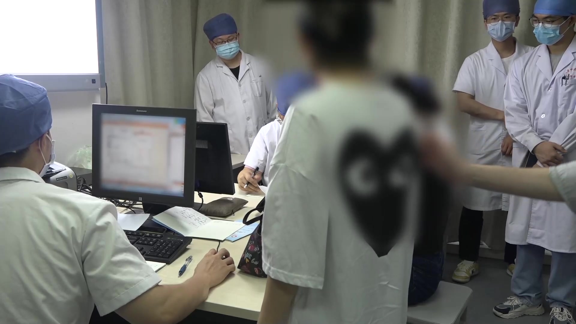 气滞血瘀证：57岁女性肩痛伴骨质疏松的局部注射与补钙治疗