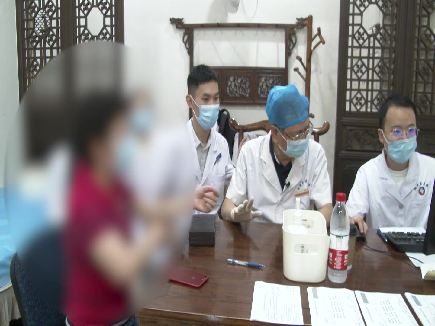 肾阳亏虚风湿痹阻：52岁女性腰椎间盘膨出腰膝酸软的温肾通络法