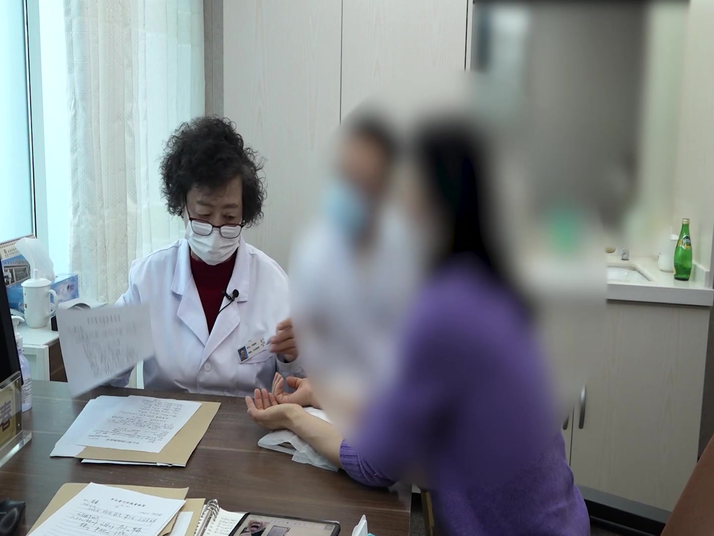 肝胆湿热兼肾阴不足：55岁女性更年期失眠多汗的清利湿热与滋肾安神法