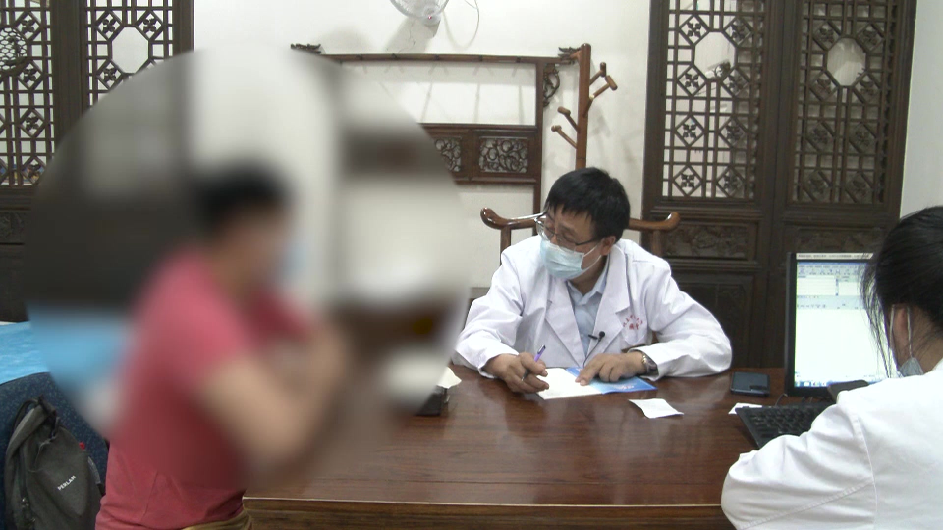 湿热中阻气阴两虚：27岁青年食后呃逆兼咳嗽盗汗的清热化湿调治