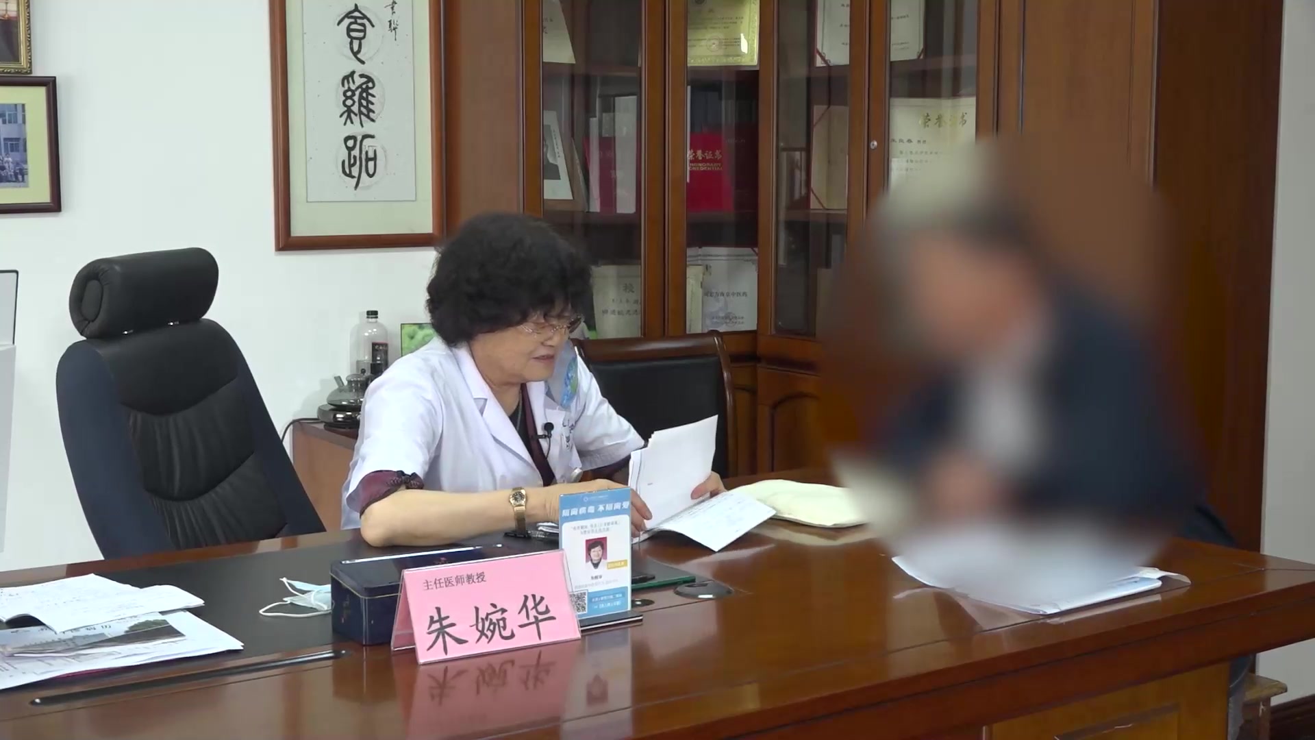 脾肾亏虚湿浊内阻：57岁脊髓炎患者行走无力中药调理与西药精简