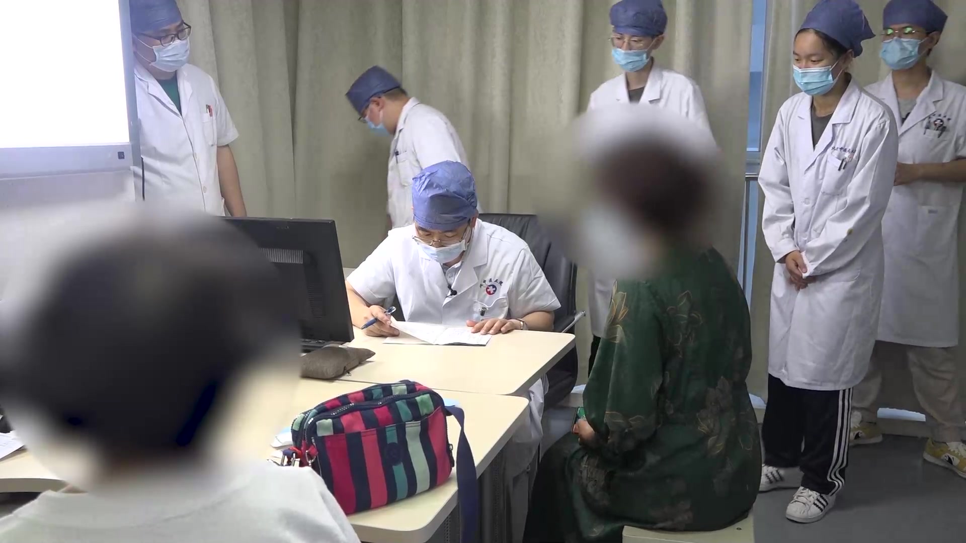 气滞血瘀：53岁女性颈椎病手麻的手法与膏药外治