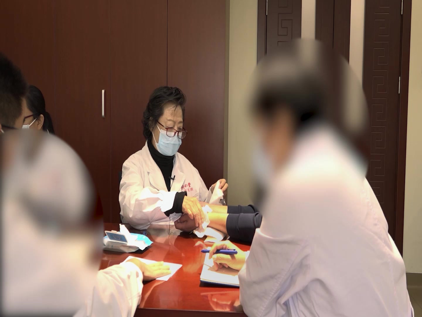 肝脾不调湿热内蕴：42岁男性脘痞便溏的疏肝健脾清热利湿法