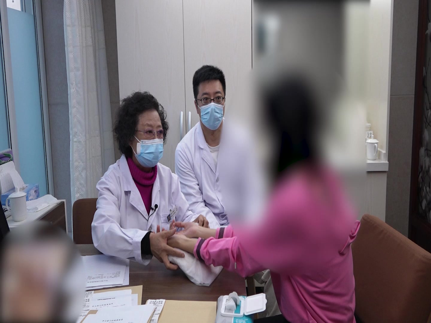 心肾不交脾虚湿热：25岁女留学生心悸失眠脱发的交通心肾法