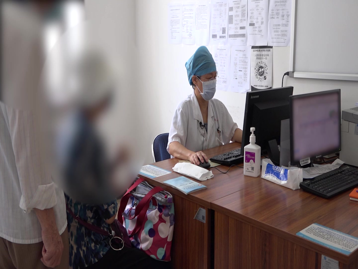 肝肾亏虚湿热内蕴：66岁抗合成酶综合征患者手脚肿胀的清热利湿与激素慢减法