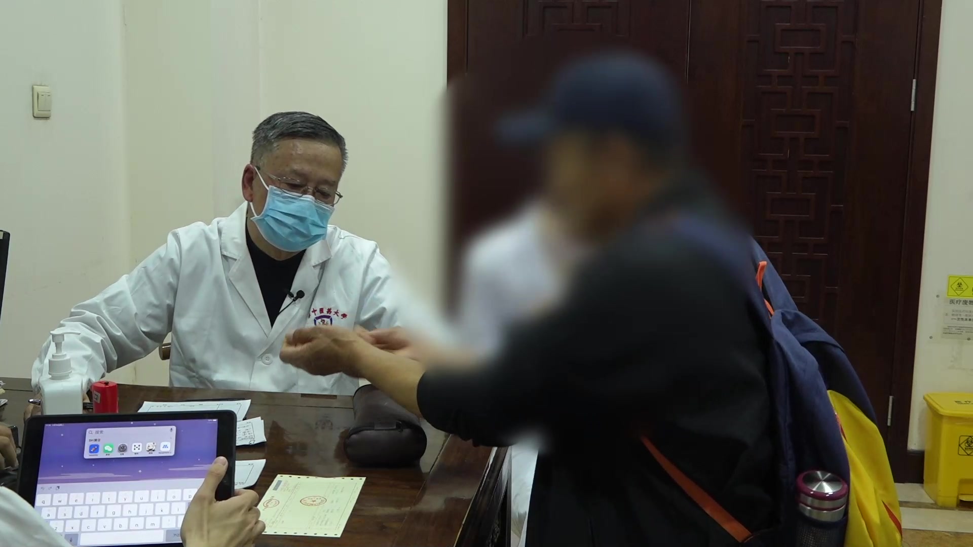 肠道湿热上热下寒：64岁男性便秘三四十年大便干结之芒硝通腑法