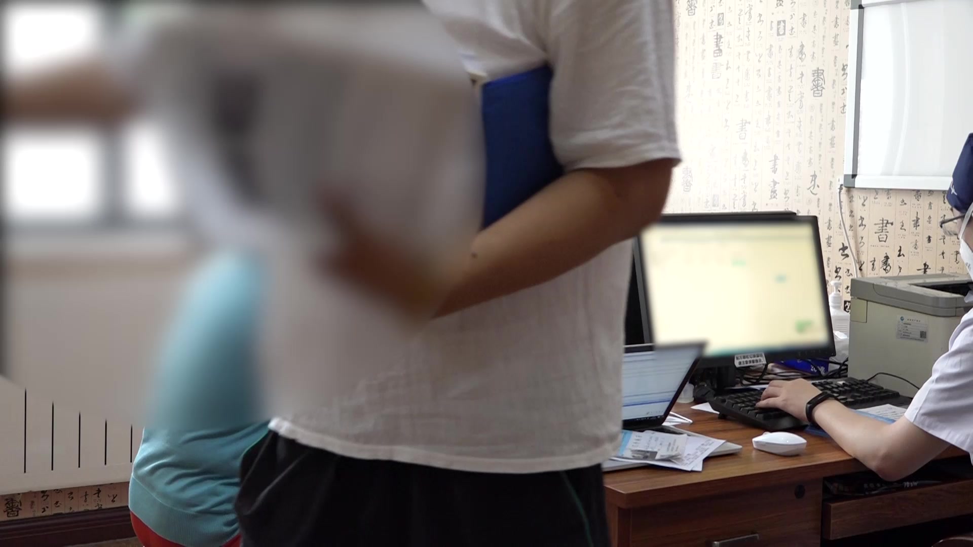 湿热中阻余邪未清：63岁女性口苦胃痞的清热化湿守方治疗