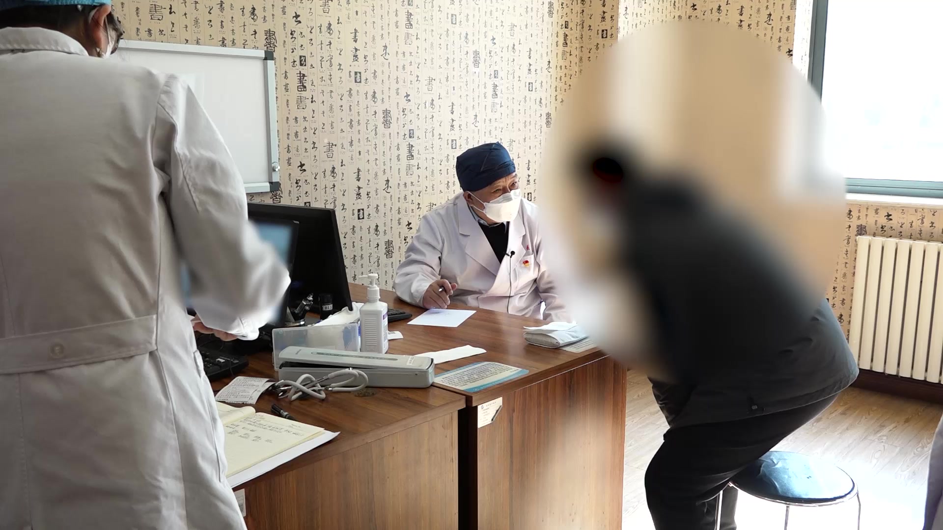 脾肾两虚湿浊上泛：28岁男性眩晕头不清醒伴视物模糊的健脾温肾化湿开窍法