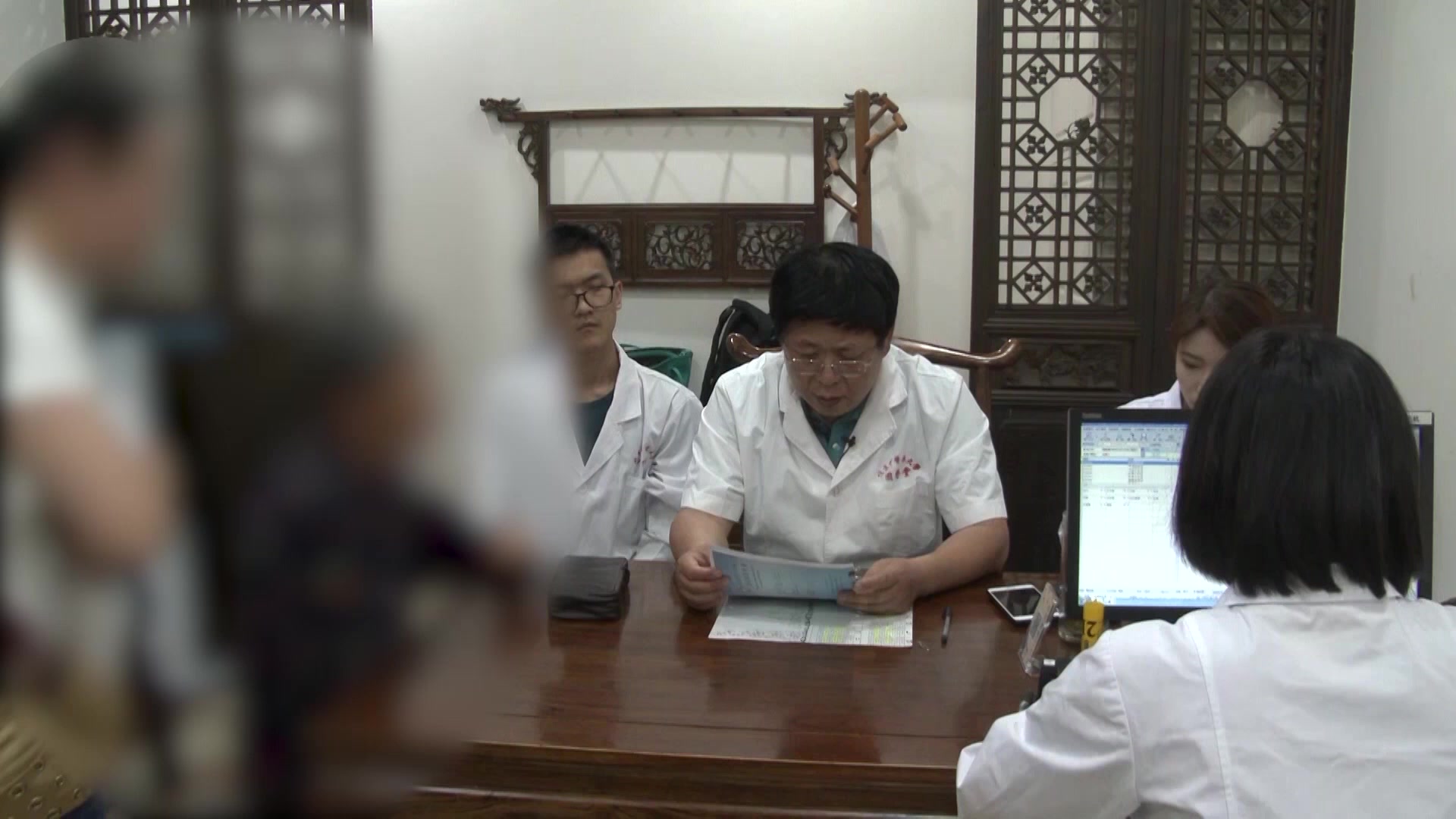 脾阳虚弱：68岁女性受寒腹泻10余年伴腹凉口热的温中健脾导滞法