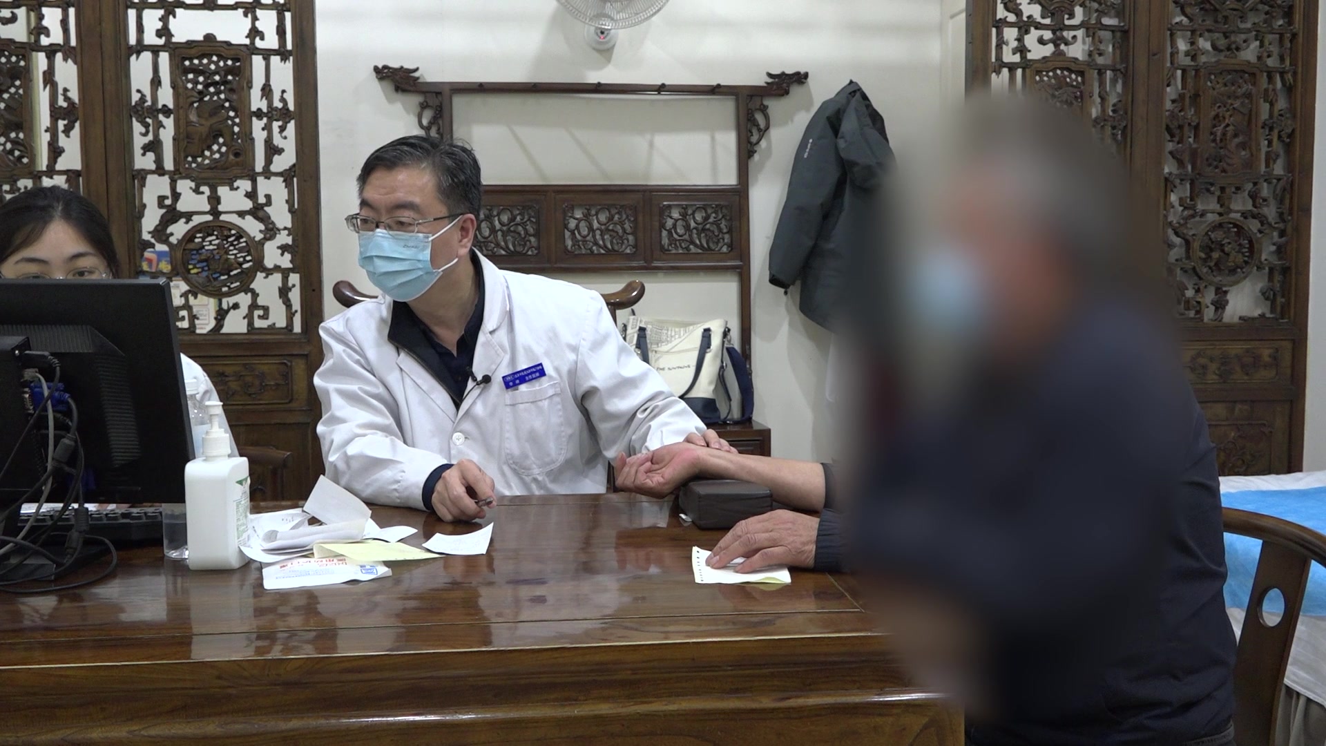 肝阳上亢痰瘀内扰：54岁男性失眠6年头胀的平肝安神化瘀法