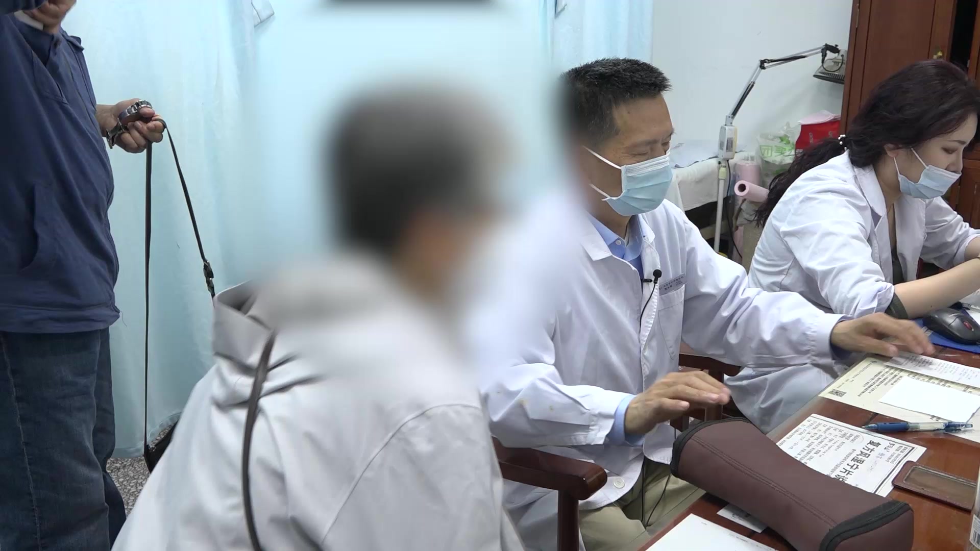 肩周炎经络痹阻：70岁女性肩痛抬举困难的针灸拔罐配合中成药治疗
