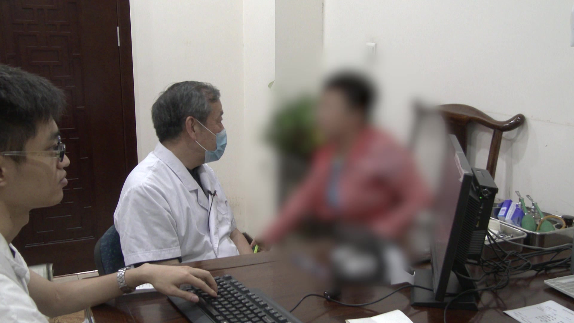 脾肾阳虚泄泻：47岁女性反复水样便2月余的温中利湿法
