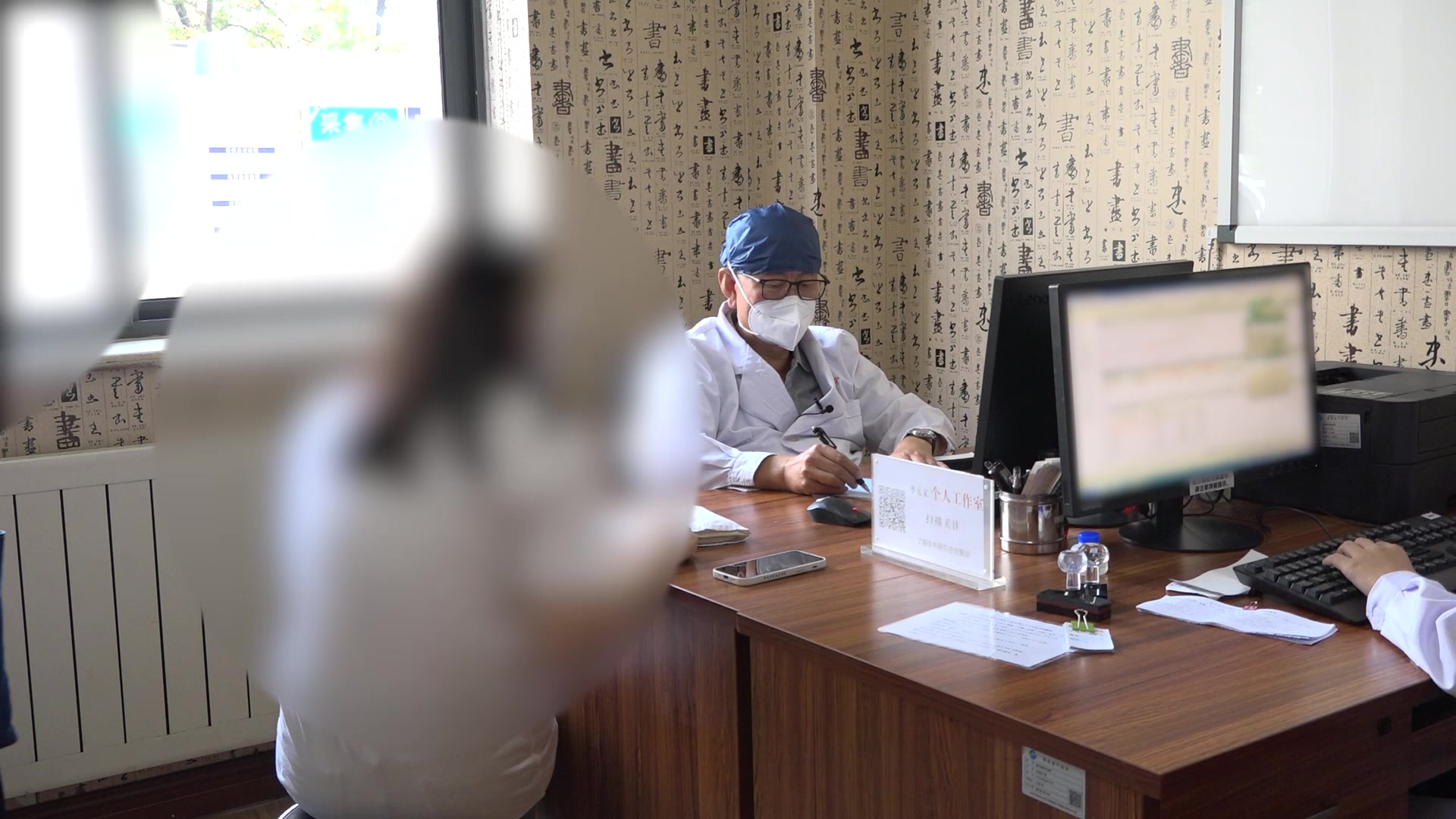 气虚血瘀肠胃湿热：33岁女晚发性痤疮口周脓疱的益气活血清热化湿法