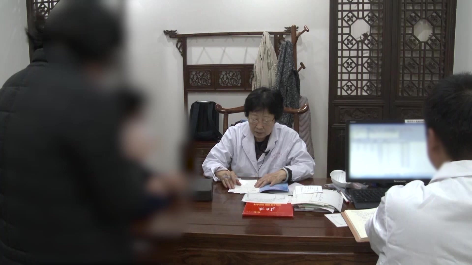 脾虚湿盛湿热内蕴：43岁糖尿病男血糖顽固伴并发症的健脾化湿温阳法