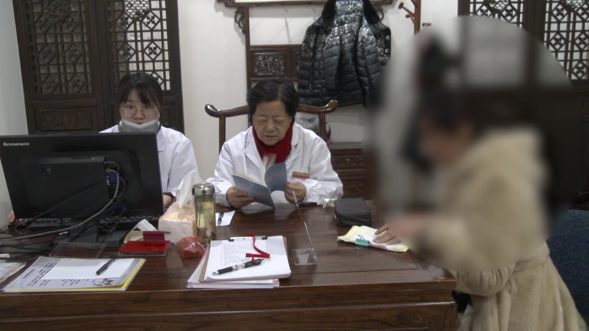 脾虚湿盛：40岁女性月经后期大便粘滞的中医化湿调经法